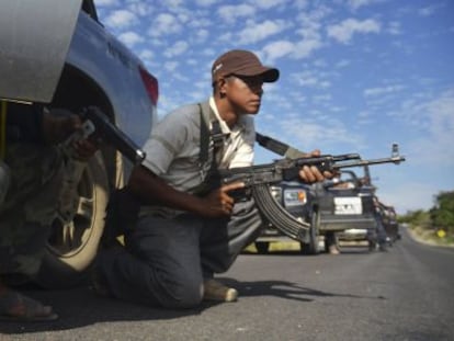 Un miliciano civil en labores de vigilancia en Michoac&aacute;n.