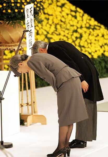 Los emperadores de Japón honran a las víctimas de la guerra en Tokio.