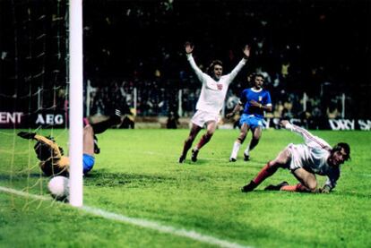 Rep celebra, con los brazos en alto, el gol de Cruyff, en el suelo, a Brasil en 1974.