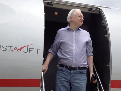 El fundador de WikiLeaks, Julian Assange, desembarca de un avión en el aeropuerto internacional Don Mueang de Bangkok (Tailandia), este martes.