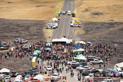 Arriba, la barrera de la policía. Abajo, el campamento de los activistas cerrando el paso.