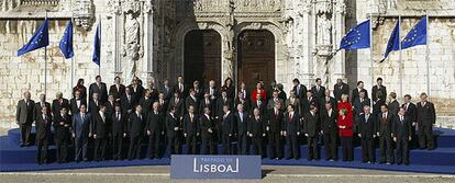 Foto de familia ante el Monasterio de los Jerónimos de los jefes de Gobierno que han firmado el Tratado de Lisboa.