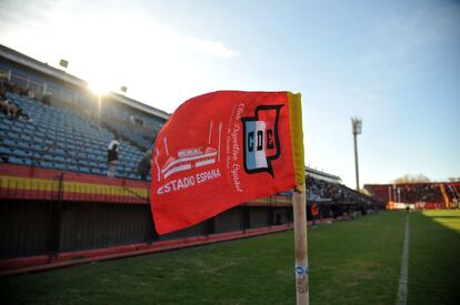 El banderín remendado con cinta adhesiva en la línea de fondo en la cancha del Estadio España, donde juega el Club Deportivo Español.