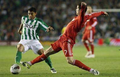 Jefferson Montero protege el bal&oacute;n ante Cristiano Ronaldo.