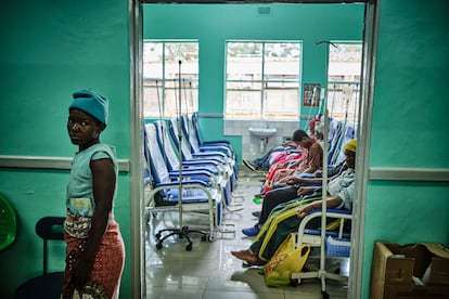 Este lugar se llama Pabellón 4B y está gestionado por el Ministerio de Salud de Malaui. Actualmente, cuenta con 50 sillones donde los y las pacientes con cáncer, independientemente del tipo que sea, reciben quimioterapia. Normalmente, las pacientes con cáncer de cuello uterino que reciben el tratamiento se quedan en el hospital durante dos o tres días.