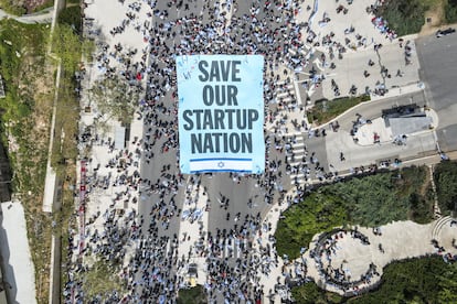 La vista aérea de la protesta, este lunes, donde se lee la pancarta "Save Our Startup Nation".