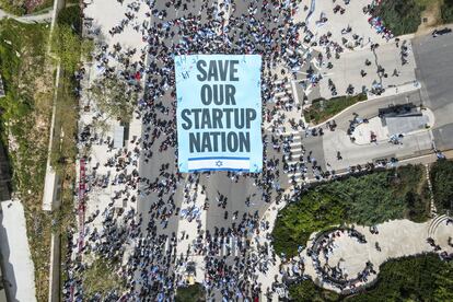 La vista aérea de la protesta, este lunes, donde se lee la pancarta "Save Our Startup Nation".