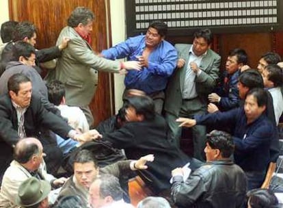 Diputados del Gobierno y de la oposición, enzarzados a golpes en el Congreso boliviano, ayer en La Paz.