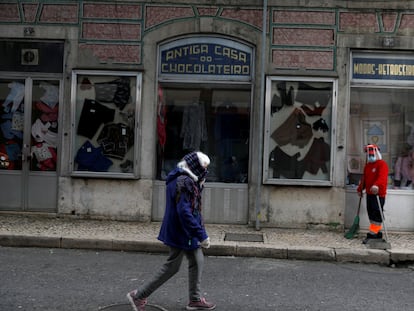 Calles semidesiertas y comercios sin clientes, en el centro de Lisboa.