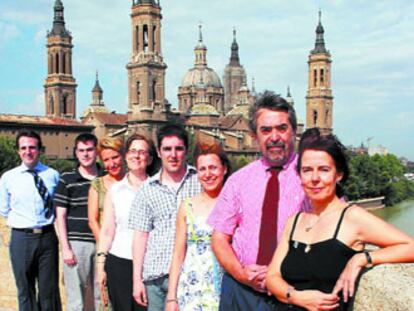 De izquierda a derecha, Ricardo Cavero, Rubén Notivol, Pilar Martín, Lola González, Víctor Morlán, Marta Vilas, Juan Alberto Belloch y María Jesús Fernández.