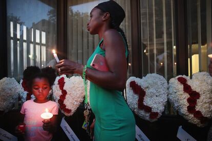 Varias personas asisten al servicio conmemorativo para reconocer a las víctimas del tiroteo masivo en Dayton, Ohio, el 4 de agosto de 2019.