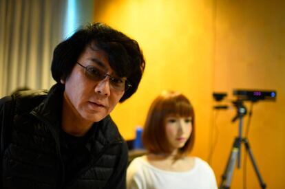 La ingeniera robótica japonesa Hiroshi Ishiguro posa junto a 'Erica' en IROS.