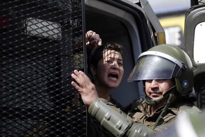 Una mujer es arrestada durante una protesta contra el Papa Francisco en Santiago (Chile), 16 de enero de 2018.
