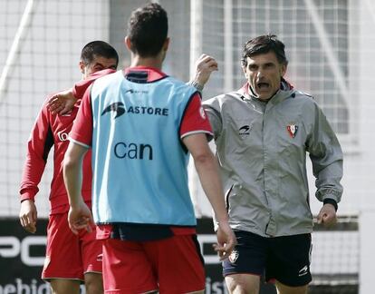 Mendilibar da instrucciones al centrocampista cordobés Alvaro Cejudo.