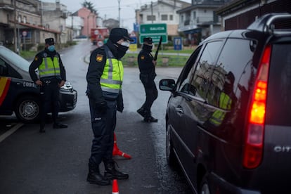 Control de la Policía Nacional en la frontera entre Verín (Ourense) y Chaves (Portugal), este domingo. 