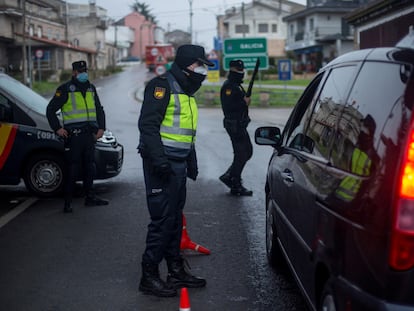 Agentes de la Policía Nacional en un control en la provincia de Ourense (Galicia), en enero.