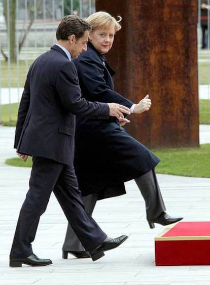 Angela Merkel y Nicolas Sarkozy, ayer en Berlín.