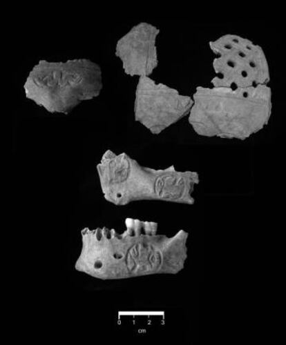 Fragmentos del cráneo trofeo de Pakal Na, encontrado en el sur junto a un guerrero del norte.