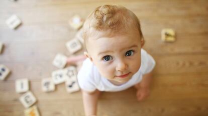 Un bebé juega con un rompecabezas en casa.