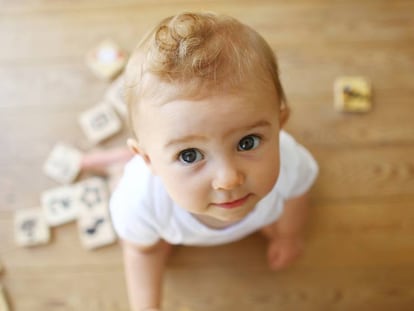 Un bebé juega con un rompecabezas en casa.