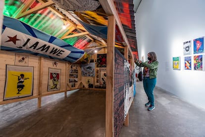 Una mujer fotografía una de las piezas de la muestra 'Giro Gráfico', en el Muac. 