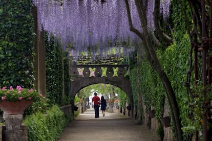 Ravello emana historia, seductora belleza y lujo ocioso. Entre los suntuosos palacios, iglesias y mansiones de este coqueto pueblo destaca Villa Rufolo, cuyos románticos jardines inspiraron al compositor alemán Richard Wagner. En homenaje, la villa acoge un fabuloso festival veraniego de música clásica en su terraza. Conexiones líricas aparte, Ravello presume de una ubicación fantástica, rodeada de campos verdes, que conserva el recuerdo de otros artistas y escritores como Virginia Woolf o D. H. Lawrence. Aquí todo es exquisito y el pueblo vive, prácticamente, de tan irresistible (y turístico) encanto romántico.