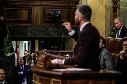 El diputado del PP Alberto Casero increpa al portavoz del PSOE en el Congreso, Felipe Sicilia, este jueves en el Congreso.