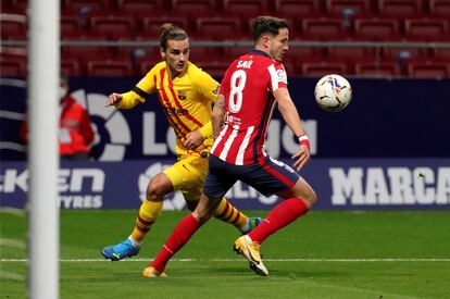 Saúl y Griezmann, durante un partido entre el Atlético y el Barcelona.