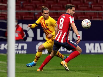 Saúl y Griezmann, durante un partido entre el Atlético y el Barcelona.