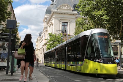 Tranvía de CAF en circulación en la ciudad francesa de St. Etienne.
