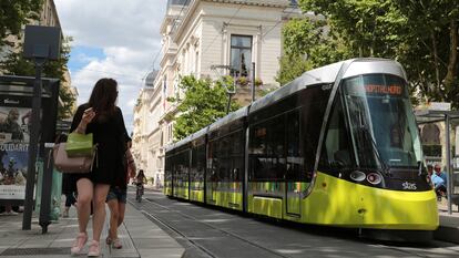 Tranvía de CAF en circulación en la ciudad francesa de St. Etienne.