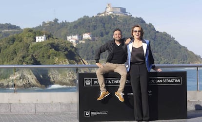 Sigourney Weaver, junto con J. A. Bayona, en San Sebasti&aacute;n. 