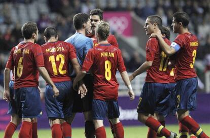 Los jugadores espa&ntilde;oles protestan al &aacute;rbitro ante Honduras.