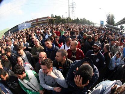 Trabajadores de ILVA se manifiestan delante delante de la planta de Taranto, en el sur de Italia.  