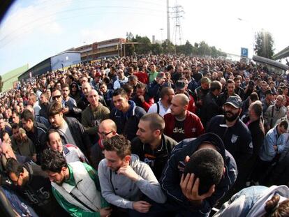 Trabajadores de ILVA se manifiestan delante delante de la planta de Taranto, en el sur de Italia.