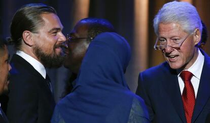 Bill Clinton, con alguno de los premiados, entre ellos, Leonardo DiCaprio.