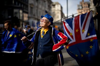 Activistas anti-Brexit marchan en Londres, este sábado, para exigir al Gobierno del Reino Unido que vuelva a la Unión Europea.