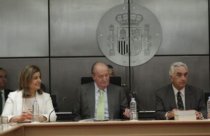 King Juan Carlos (c) at a conference alongside Labor Minister F&aacute;tima B&aacute;&ntilde;ez on Thursday. 