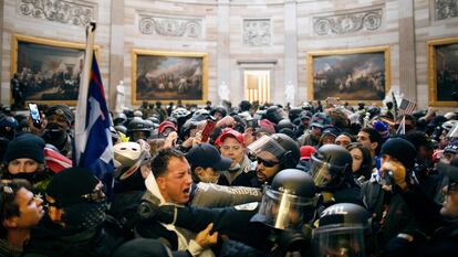 La policía se enfrentaba el 6 de enero de 2021 a partidarios de Donald Trump en el Capitolio, en Washington.