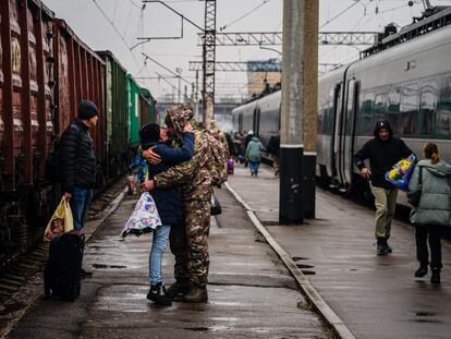 Un militar ucranio abraza a su esposa al llegar a la estación de tren de Kramatorsk (este de Ucrania) este domingo.