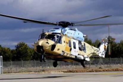 Un helicóptero de última generación NH90 se dispone a despegar de las instalaciones de la factoría de Eurocopter en Albacete, que hoy ha visitado la presidenta de Castilla-La Mancha, María Dolores de Cospedal.
