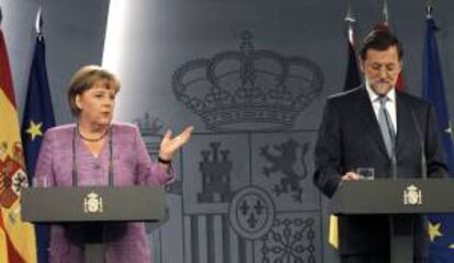 El presidente del Gobierno, Mariano Rajoy, y la canciller alemana, Angela Merkel, durante la rueda de prensa que ofrecieron tras reunirse para analizar la situación económica de la eurozona, hoy en el Palacio de la Moncloa, en Madrid.