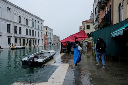 Una calle de Venecia, inundada este sábado. Las obras de los diques móviles costaron alrededor de 5.500 millones de euros, muchos más de lo inicialmente presupuestado para acometer ese gran proyecto de ingeniería civil. 