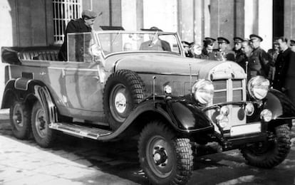 Franco examina el Mercedes de 1930 que le regaló Hitler en 1940.