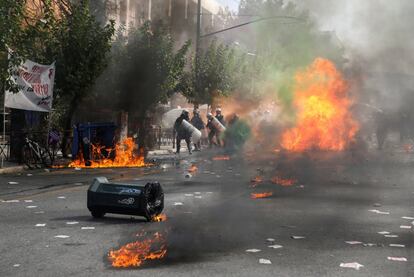 Poco después del veredicto, un pequeño grupo de manifestantes lanzó cócteles molotov y la policía antidisturbios respondió lanzando a la multitud gases lacrimógenos y granadas aturdidoras y dispersándola con un gran cañón de agua. En la imagen, agentes cerca del Tribunal de Apelaciones de Atenas.