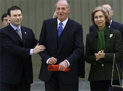 Los Reyes, con el <i>lehendakari,</i> Juan José Ibarretxe, ayer, en la localidad vizcaína de Zierbena.