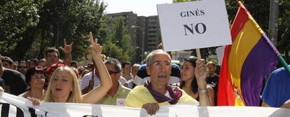 Vecinos protestan contra la reincorporación de Ginés Jiménez.