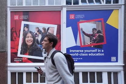 Un estudiante junto a la sede de la London School of Economics en Londres, en noviembre de 2024.