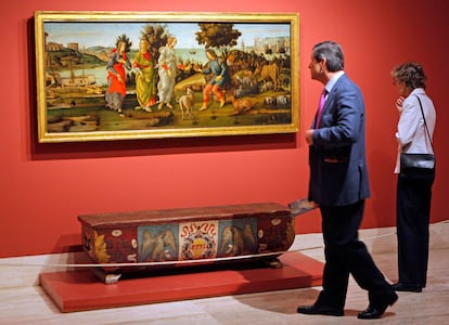 El Cuadro de Sandro Botticelli <i>El juicio de París</i> junto a un arcón nupcial florentio con el escudo de armas de la familia Strozzi.