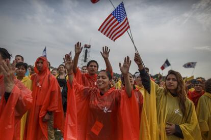 Creyentes estadounidenses cantan en la misa de apertura que se celebró el 26 de julio en el parque Blonia de Cracovia, Polonia.